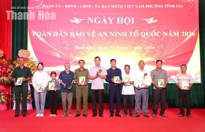 Chủ tịch UBND tỉnh Tô Anh Dũng trao quà của Tỉnh ủy, HĐND, UBND, Ủy ban MTTQ tỉnh cho các cá nhân tiêu biểu.