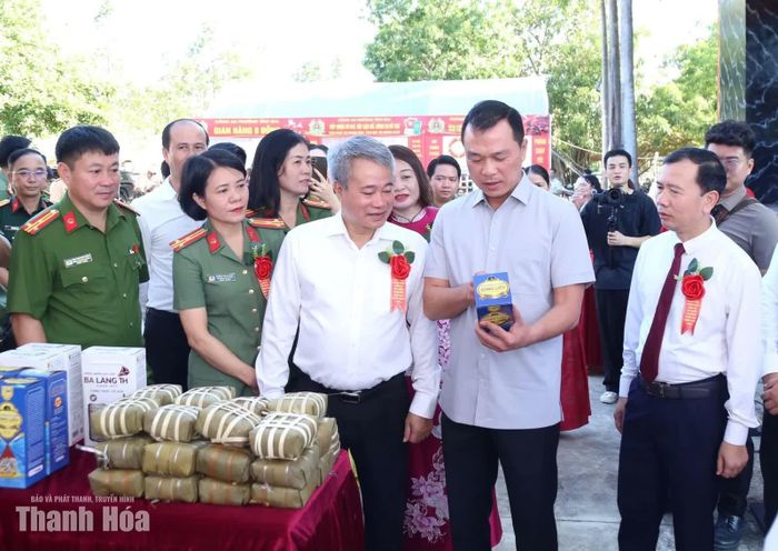 Chủ tịch UBND tỉnh Tô Anh Dũng cùng các đại biểu tham quan gian hàng trưng bày, mô hình, sản phẩm tại ngày hội.