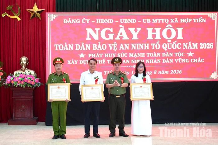 Giám đốc Công an tỉnh Hoàng Quốc Việt trao Bằng khen của Chủ tịch UBND tỉnh cho Nhân dân và cán bộ xã Hợp Tiến.