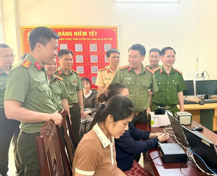 Giám đốc Công an tỉnh thăm, làm việc tại Công an xã Hợp Tiến.