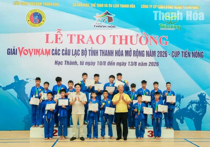 Ban Tổ chức trao giải ở nội dung quyền cho các VĐV.