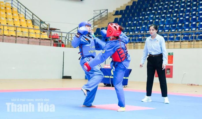 VĐV tranh tài ở trận chung kết nội dung đối kháng hạng cân 45 - 50 kg nữ.