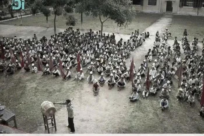 Khai giảng năm học mới tại một trường ở Thị xã Thanh Hoá xưa. Ảnh tư liệu