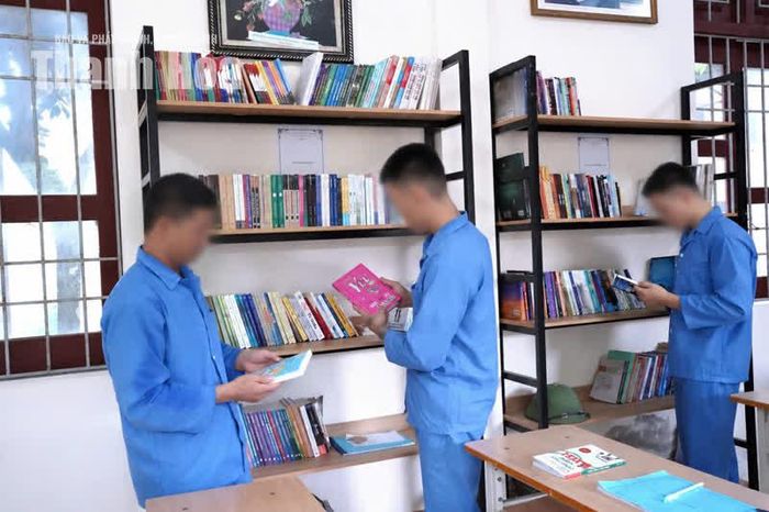 Các đầu sách được bố trí phục vụ nhu cầu đọc và tự học của học viên.