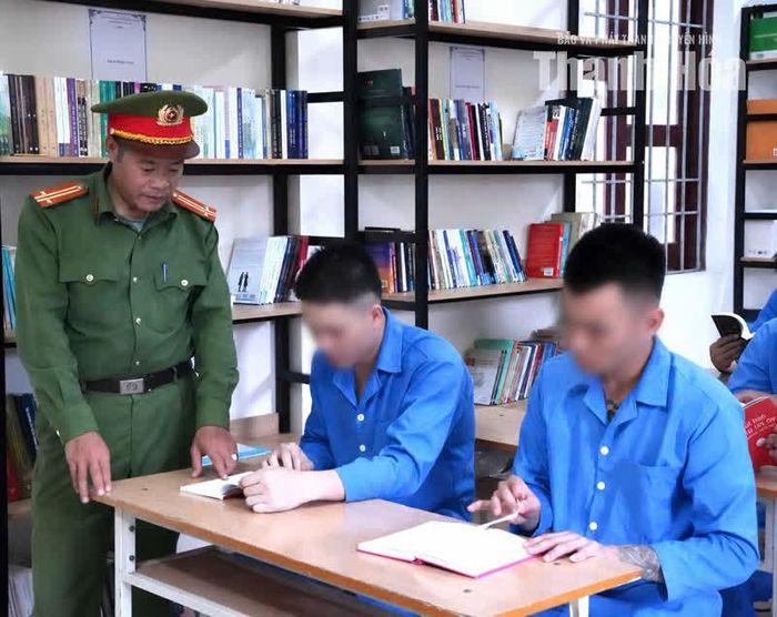 Cán bộ Cơ sở Cai nghiện ma túy số 1 hướng dẫn học viên lựa chọn, mượn và trả sách theo quy định.