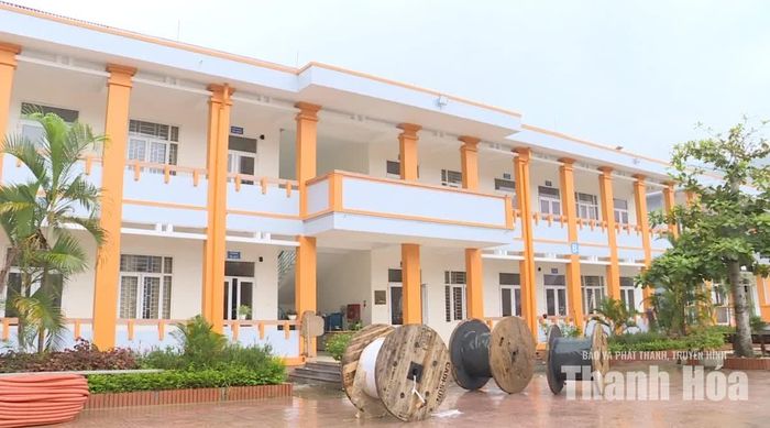 Một số khu vực trong khuôn viên trường đã được chỉnh trang, trồng cây xanh, tạo cảnh quan...