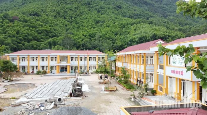 Những dãy nhà mới nổi bật giữa núi rừng Sơn Thủy, mở ra không gian học tập, sinh hoạt đồng bộ, hiện đại cho học sinh.