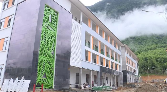 Một trong những khối nhà nổi bật của Trường Phổ thông nội trú liên cấp Tiểu học và THCS Sơn Thủy đang bước vào giai đoạn hoàn thiện.