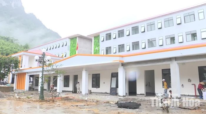 Trường Nội trú liên cấp Tiểu học và THCS Sơn Thủy có quy mô 30 lớp/750 học sinh với tổng mức đầu tư khoảng 115 tỷ đồng đang dần hình thành.