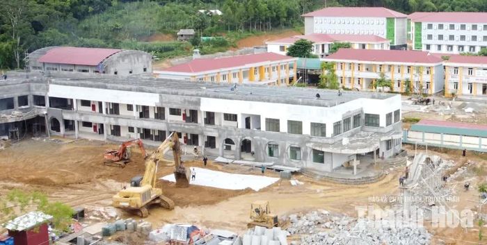 Toàn cảnh công trình cho thấy nhiều khối nhà đã thành hình, trong khi các hạng mục sân, đường nội bộ và khu vực phía trước đang được khẩn trương triển khai.