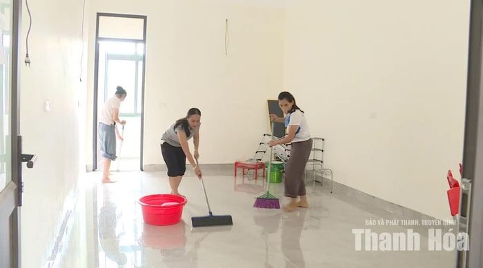 Không gian bên trong các phòng khu hiệu bộ đang được vệ sinh, sắp xếp lại sau quá trình thi công.