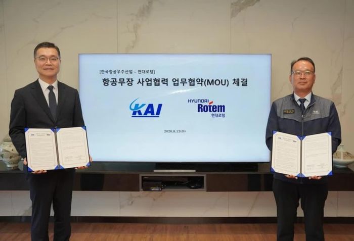 Đại diện Tập đoàn Hyundai Rotem và Tập đoàn Công nghiệp Hàng không Hàn Quốc (KAI), tại lễ ký kết biên bản ghi nhớ hợp tác trong lĩnh vực vũ khí hàng không, hôm 12 tháng 8 năm 2026. Ảnh: Hyundai Rotem.