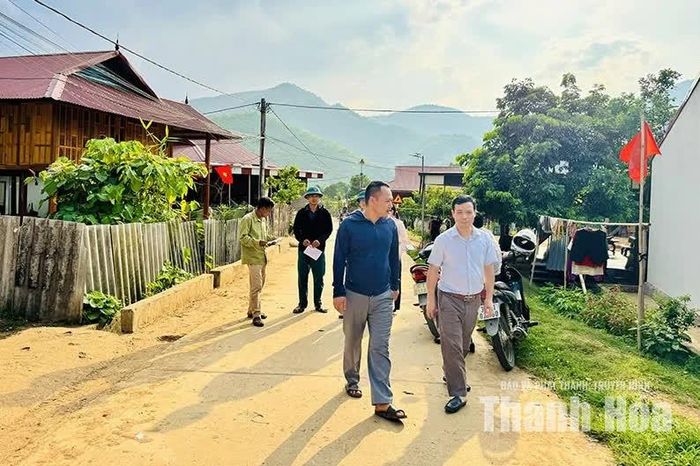 Anh Cút Văn Dân (ngoài cùng bên trái) cùng cán bộ xã tuyên truyền, vận động người dân.