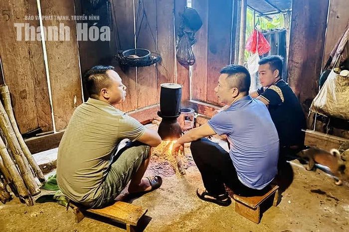 Anh Cút Văn Dân (ngoài cùng bên trái) cùng tổ công tác của xã vận động con em trong thôn đến trường.