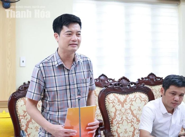 Đồng chí Lê Minh Sơn, Phó Bí thư Thường trực Đảng uỷ xã Thiệu Hoá báo cáo công tác văn thư, lưu trữ tại Đảng ủy xã Thiệu Hóa.
