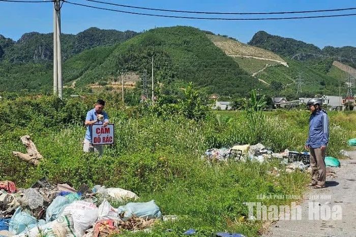 Lực lượng chức năng cắm biển cảnh báo cấm đổ rác khu vực chợ Bến Sung.