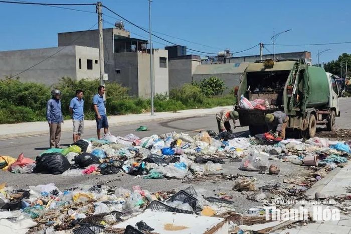 Lãnh đạo xã Như Thanh chỉ đạo vận chuyển rác tại điểm tập kết tự phát khu vực chợ Bến Sung đến nơi quy định.