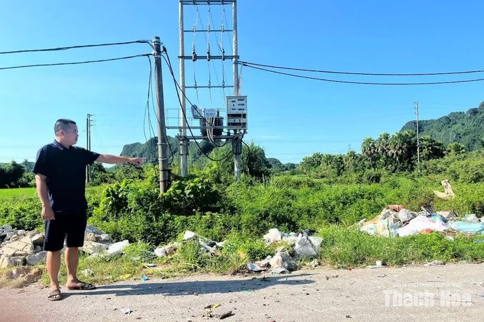 Rác thải sinh hoạt bị đổ bừa bãi bên cạnh chợ Bến Sung, nhiều thời điểm chặn cả lối đi.