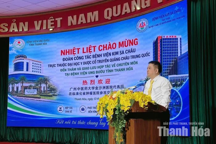 Giáo sư Trương La Sinh, Phó Giám đốc Bệnh viện Kim Sa Châu trình bày báo cáo khoa học.