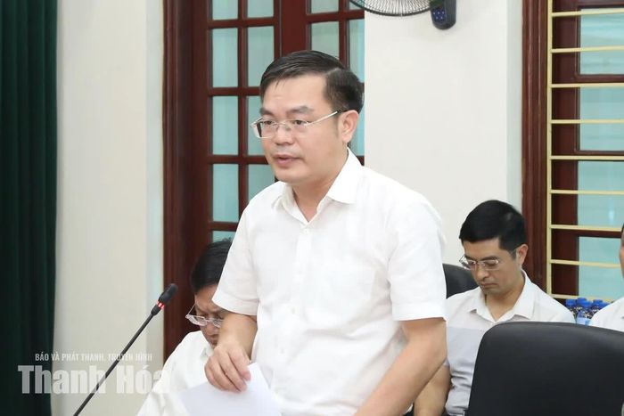 Giám đốc Sở Xây dựng Hoàng Văn Đồng báo cáo tình hình hoạt động của ngành.