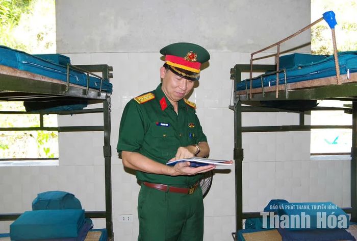 Chính ủy Bộ CHQS tỉnh Võ Quang Thiện kiểm tra nơi ăn, ở của các chiến sĩ.