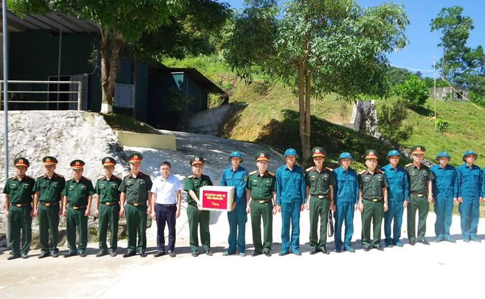 Đoàn công tác tặng quà Ban CHQS xã Yên Nhân, Chốt Dân quân thường trực Bát Mọt và Đồn Biên phòng Bát Mọt.