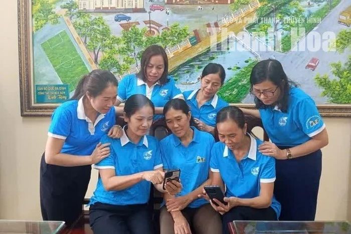 Phụ nữ xã Ba Đình hỗ trợ nhau cài đặt, sử dụng ứng dụng “Trợ lý AI - Phụ nữ hiểu Luật - Sống tự tin”. Ảnh: Lê Hà