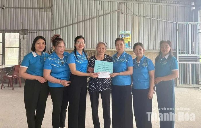 Hội LHPN phường Bỉm Sơn thăm và trao hỗ trợ vốn vay cho hội viên Mai Thị Chuyển, tổ dân phố Lương Thôn nuôi ốc, ếch.