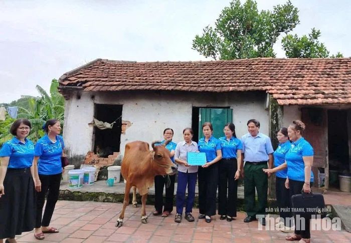 Hội LHPN phường hỗ trợ hội viên Lại Thị Bạn bê giống để phát triển kinh tế.