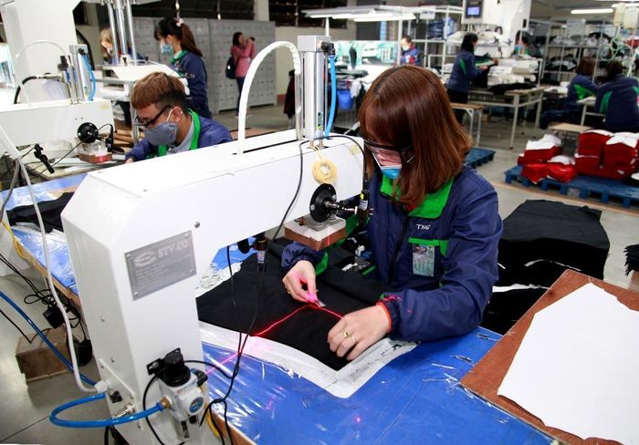 Theo quy định hiện hành, người lao động không làm thêm quá 300 giờ mỗi năm. Ảnh: Thu Hằng.