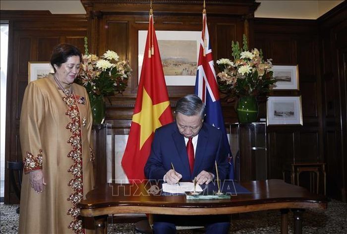 Tổng Bí thư, Chủ tịch nước Tô Lâm ký sổ lưu bút. Ảnh: Thống Nhất – TTXVN