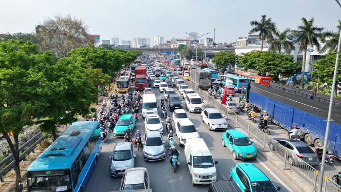 Thực tế, nhiều chủ xe thường có tâm lý chủ quan khi thấy phương tiện vẫn vận hành ổn định mỗi ngày mà bỏ qua việc kiểm tra kỹ thuật tổng thể trước giờ khởi hành. Những hỏng hóc nhỏ hoặc hao mòn tự nhiên nếu không được phát hiện sớm sẽ rất dễ dẫn đến sự cố nghiêm trọng trên hành trình. Ảnh: Phi Hùng.