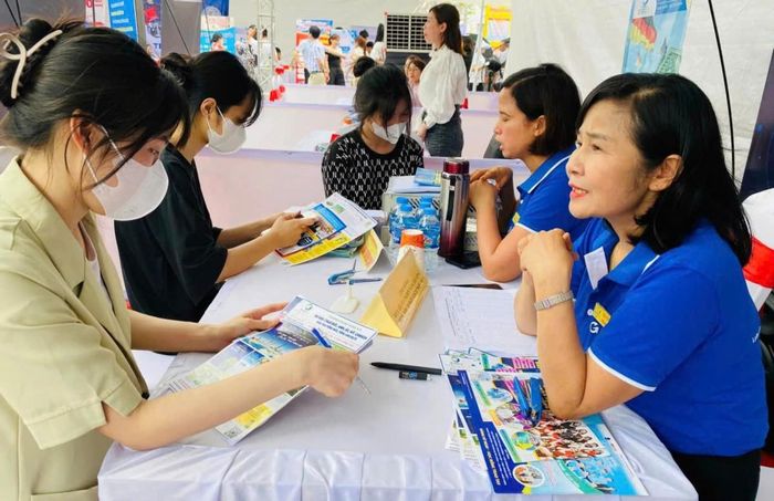 Lao động trẻ tìm kiếm việc làm. Ảnh: Thu Hằng.