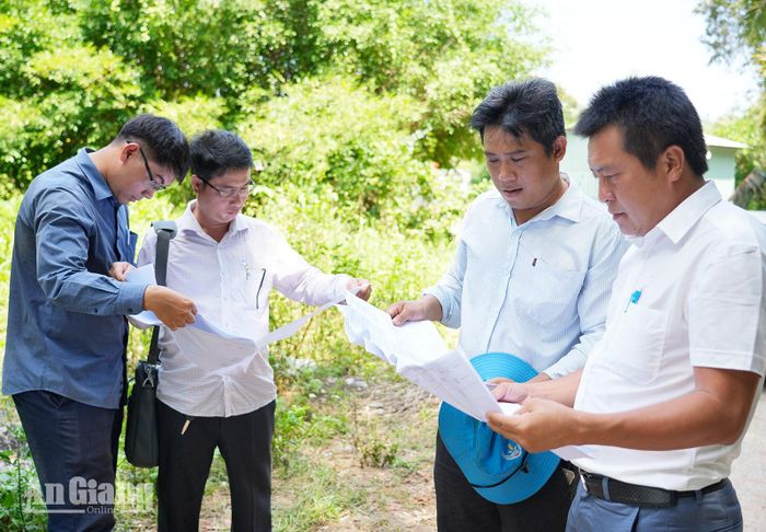 Cán bộ đặc khu Phú Quốc và cán bộ biệt phái từ các sở, ngành tỉnh phục vụ APEC 2027 thẩm định ngoại nghiệp tại dự án đầu tư mở rộng Cảng hàng không quốc tế Phú Quốc. Ảnh: THỤY DU