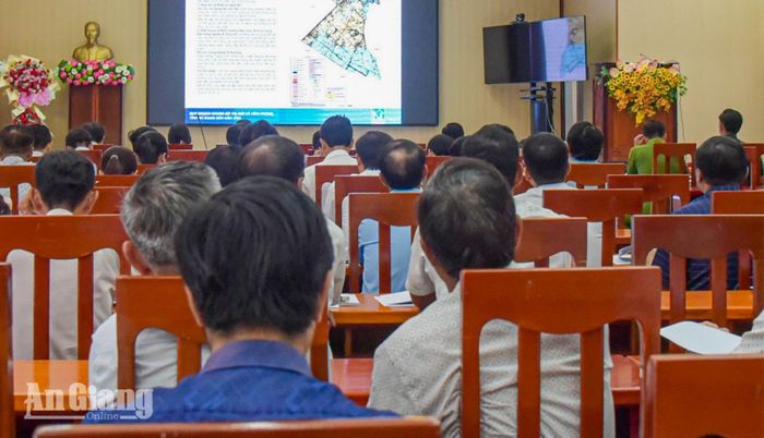 Đại biểu nghe đơn vị tư vấn trình bày đồ án quy hoạch.