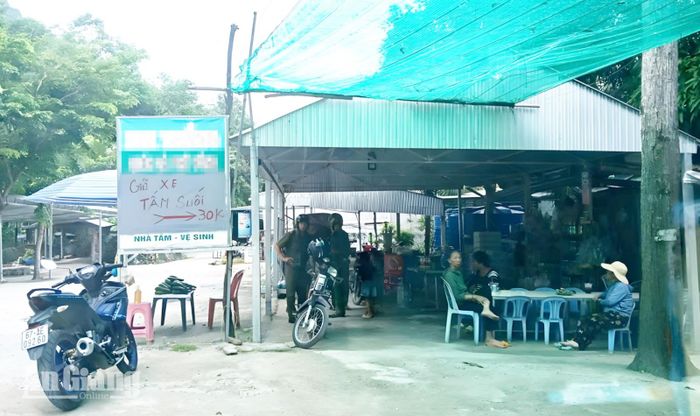 Công an xã Núi Cấm kiểm tra các cơ sở kinh doanh dịch vụ tự phát tại suối Tà Lọt.