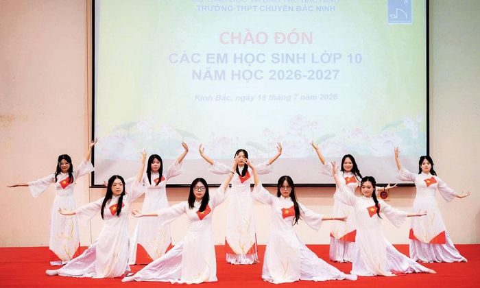 Chương trình văn nghệ chào đón học sinh khối 10 của Trường Trung học phổ thông Chuyên Bắc Ninh.