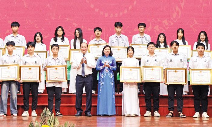 Đồng chí Trần Thị Hằng, Ủy viên Ban Thường vụ Tỉnh ủy, Phó Chủ tịch Thường trực HĐND tỉnh và lãnh đạo Sở Giáo dục và Đào tạo chúc mừng những học sinh xuất sắc năm học 2025-2026.