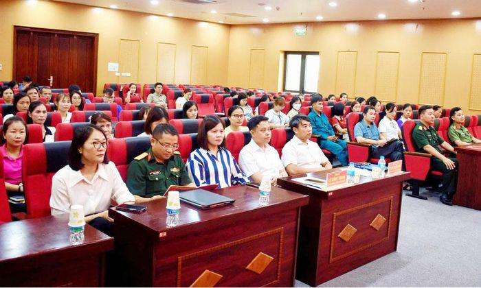 Các đại biểu và học viên xã Tân Yên tham dự khai mạc lớp bồi dưỡng kiến thức quốc phòng, an ninh đối tượng 4.