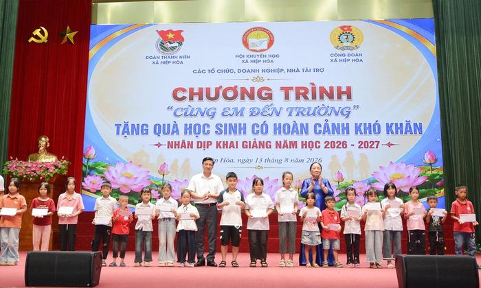  Lãnh đạo Hội Khuyến học tỉnh và xã Hiệp Hòa tặng quà các em học sinh có hoàn cảnh khó khăn vươn lên học giỏi. 