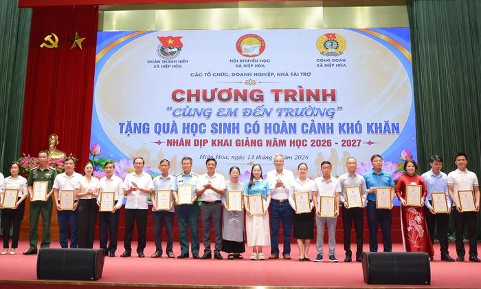  Ban tổ chức trao ghi nhận tấm lòng vàng cho các đơn vị tài trợ. 