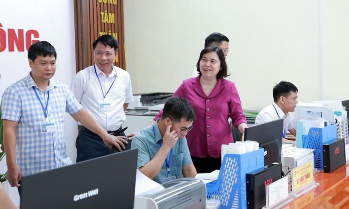Đồng chí Trần Thị Hằng khảo sát thực tế tại Trung tâm Phục vụ hành chính công xã Sơn Hải.