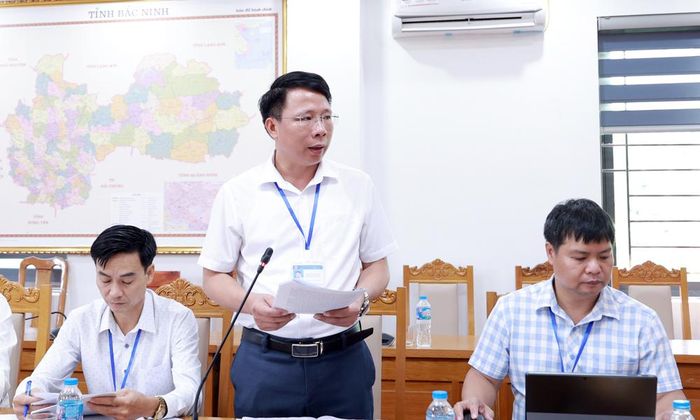 Lãnh đạo xã Sơn Hải báo cáo các nội dung liên quan.