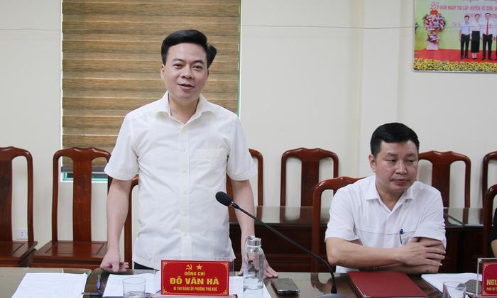  Đồng chí Đỗ Văn Hà, Bí thư Đảng ủy phường Phù Khê giải trình làm rõ một số nội dung. 