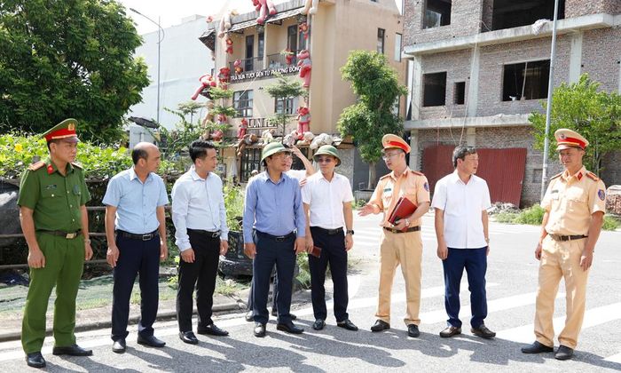 Đoàn kiểm tra một số nút giao cắt chưa cắm biển cảnh báo giao nhau nguy hiểm tại Khu đô thị Tây Hồ, phường Phương Liễu.