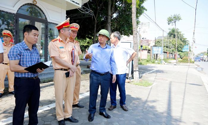 Phó Chủ tịch UBND tỉnh Phan Thế Tuấn kiểm tra nút giao QL18 giao với các đường Nguyễn Đăng Nhượng, Mai Công, Trương Định thuộc phường Quế Võ - vị trí đề xuất lắp đèn tín hiệu giao thông.