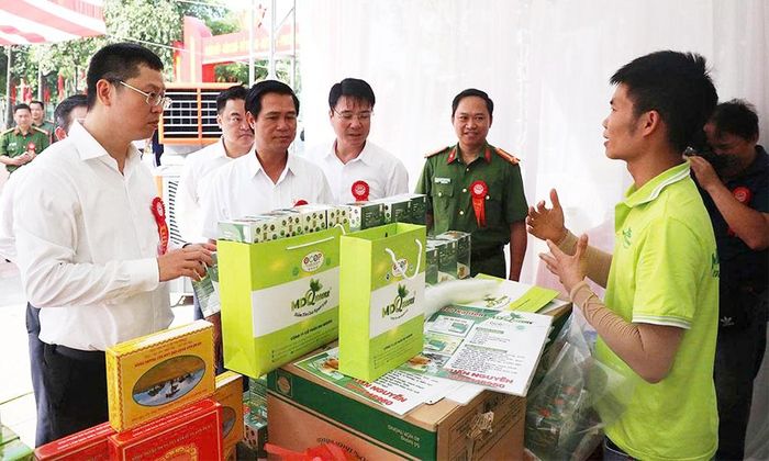 Các đại biểu tham quan gian trưng bày sản vật địa phương tại Ngày hội toàn dân bảo vệ an ninh Tổ quốc.