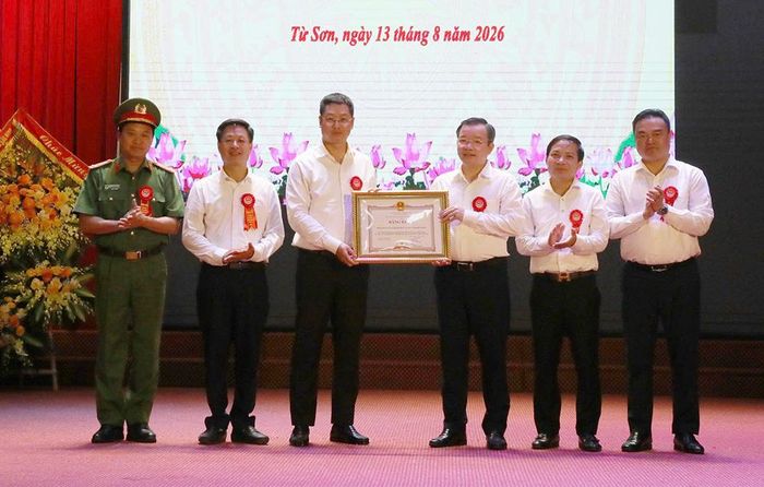 Đồng chí Trần Huy Phương trao Bằng khen của Chủ tịch UBND tỉnh cho Nhân dân và cán bộ phường Từ Sơn.