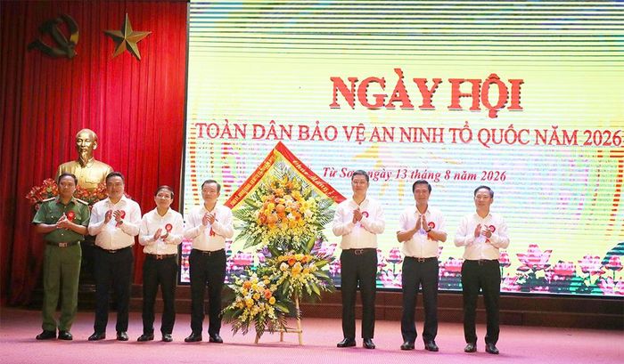 Các đồng chí lãnh đạo tỉnh tặng hoa chúc mừng Ngày hội toàn dân bảo vệ an ninh Tổ quốc phường Từ Sơn.