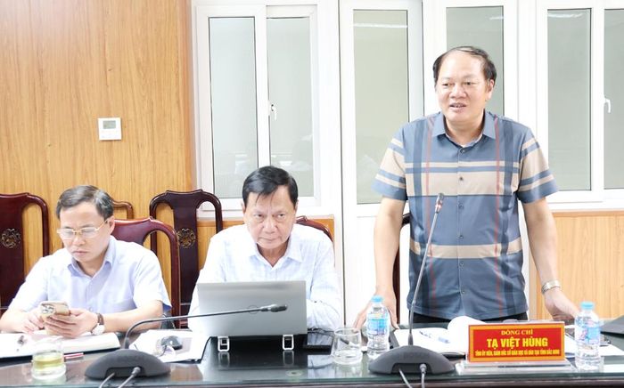  Đồng chí Tạ Việt Hùng, Giám đốc Sở Giáo dục và Đào tạo báo cáo tại buổi làm việc. 